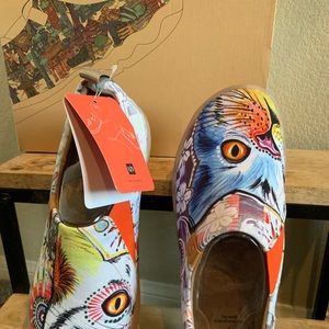 NEW - UIN canvas travel shoes, size 8